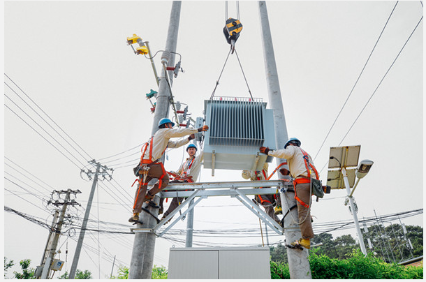 北京昌平供电公司员工在十三陵镇康陵村进行“煤改电”施工