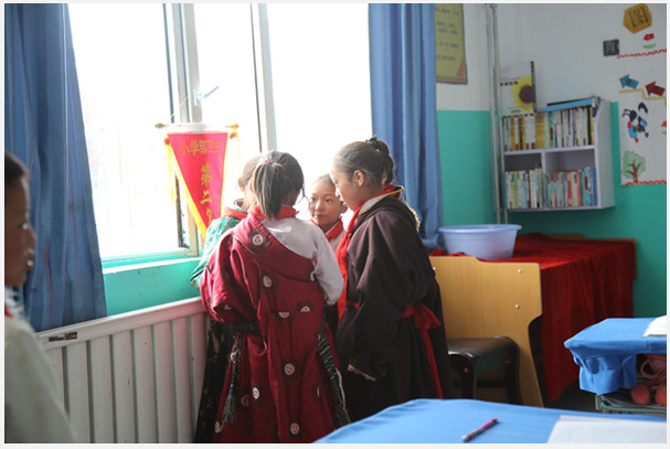  青海玛多县民族寄宿中学的学生们享受到了温暖的电采暖
